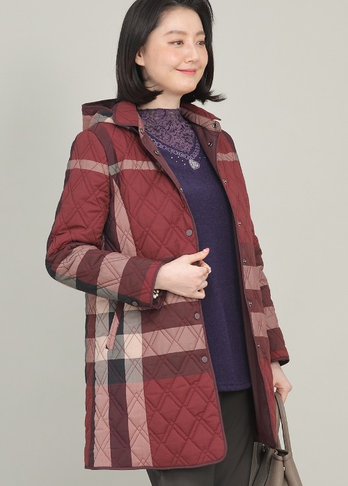 애비뉴투지 엄마옷 와인 체크 퀼팅 누빔 여성 봄 가을 초겨울 후드 탈부착 하프 재킷 J02326 50대 60대