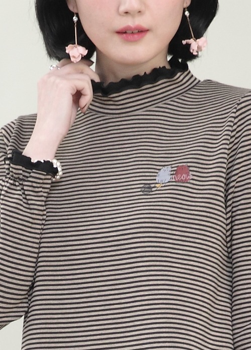 애비뉴투지 엄마옷 줄무늬 셔링 반목 반폴라 스트라이프 여성 가을 겨울 긴팔 티셔츠 A01403
