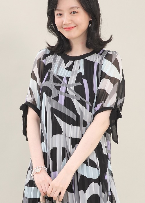 애비뉴투지 엄마옷 리본 끈 프린트 플리츠 쉬폰 라운드 여성 여름 반팔 루즈핏 롱 원피스 K05428